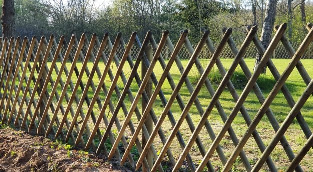 statybine mediena, statybinė mediena, mediniai padėklai, mediniai padeklai, medines paletes, malkos, lentos, tašai, tašeliai, balkiai, murlotai, dziovinta mediena, impregnuota mediena, dvigubo pjovimo mediena, malkos, skiedra, biokuras, mediniai pabegiai Medienos granulės medines tvoros segmentas